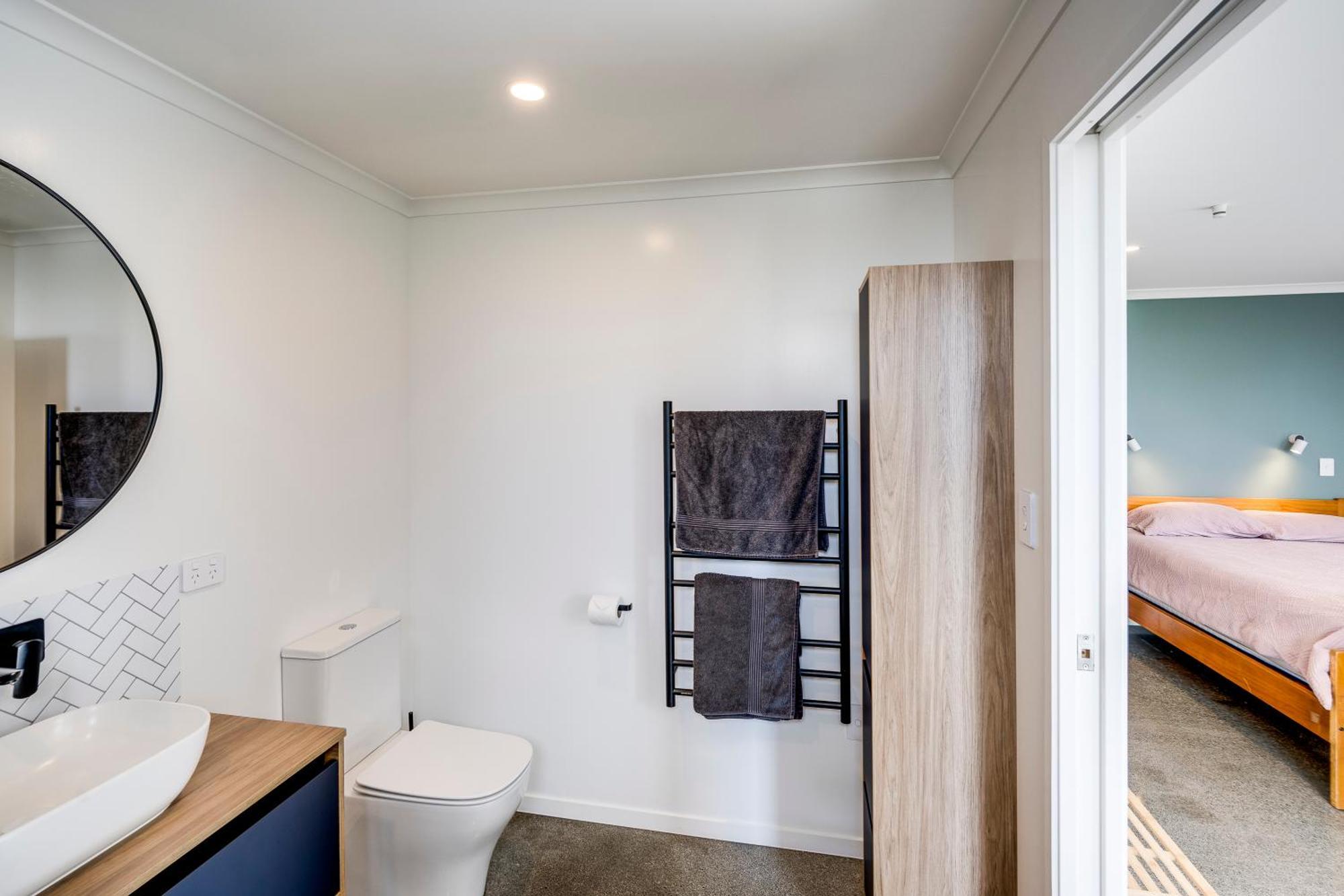 Modern Studio Near Clive River Exterior photo