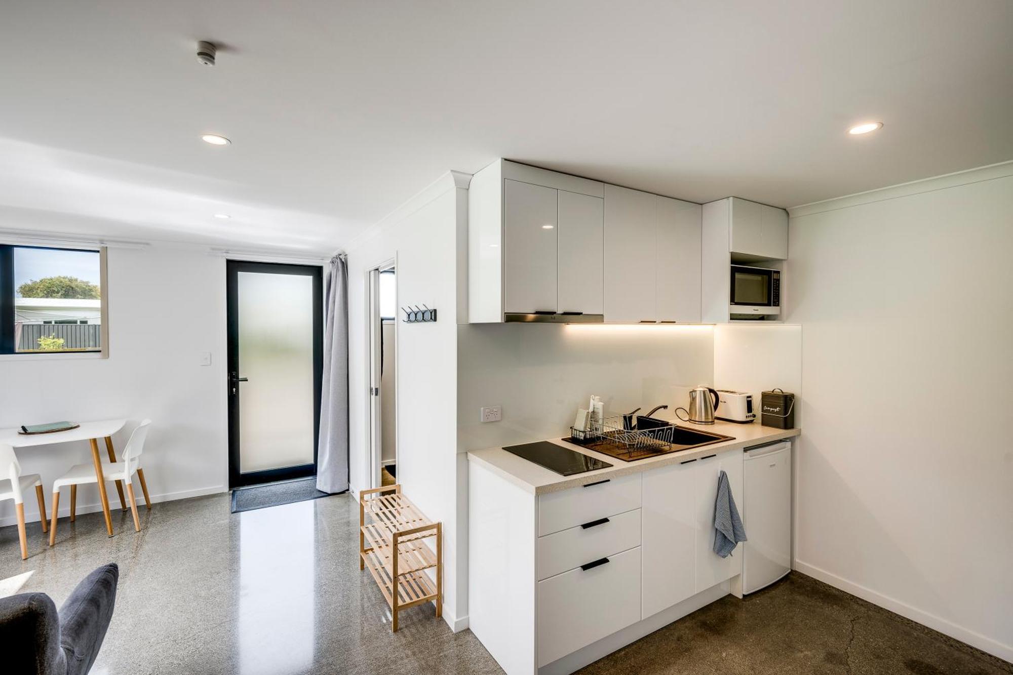Modern Studio Near Clive River Exterior photo