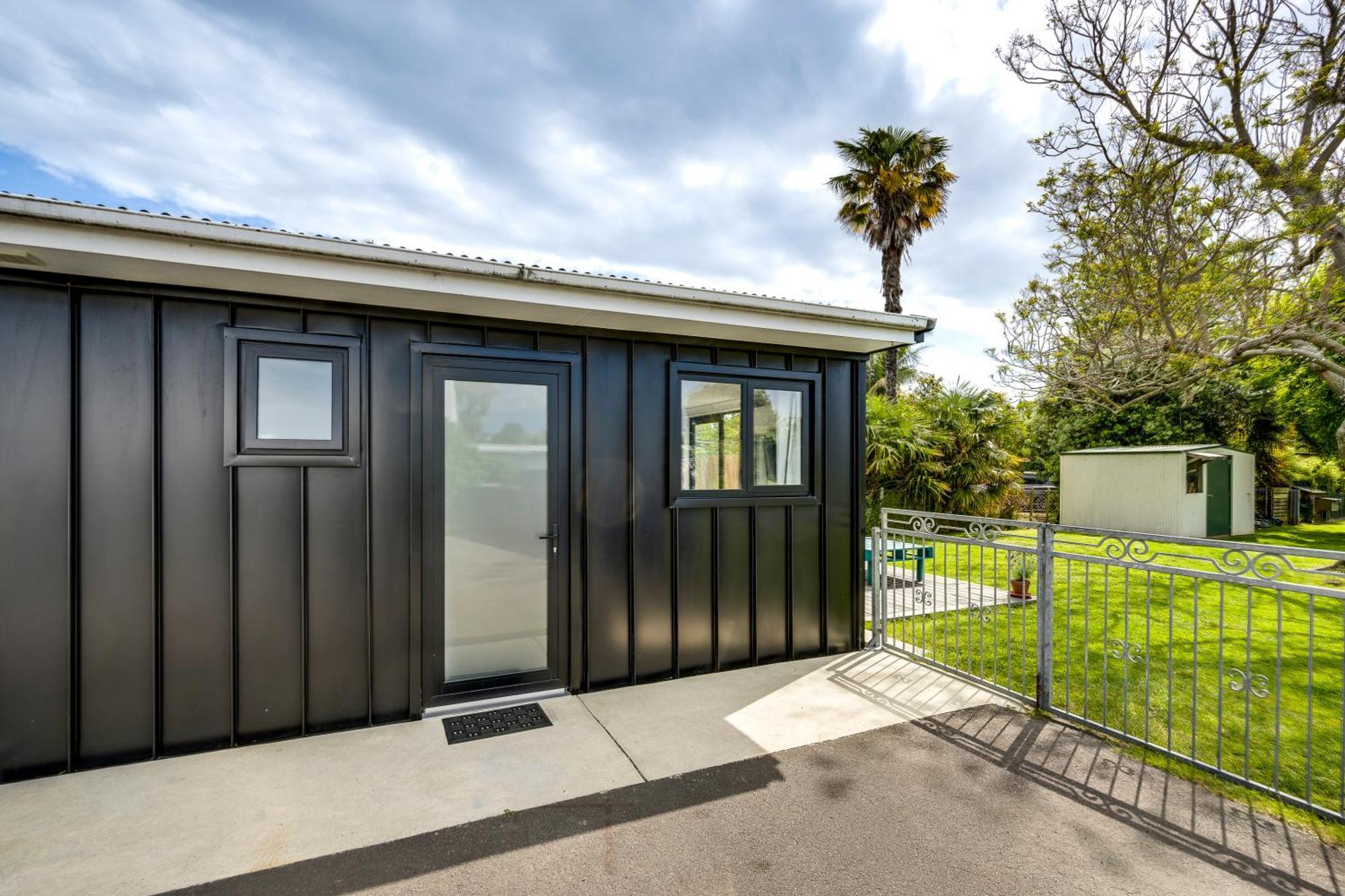 Modern Studio Near Clive River Exterior photo