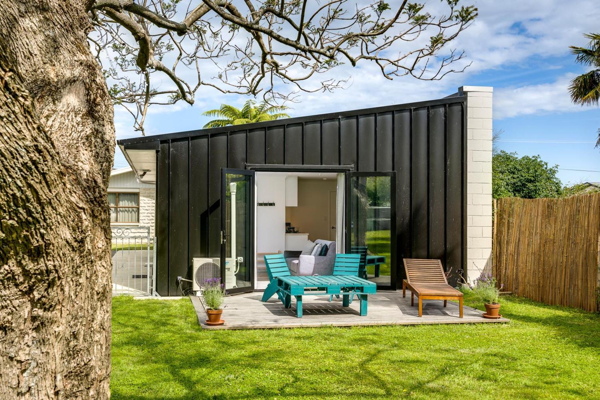 Modern Studio Near Clive River Exterior photo